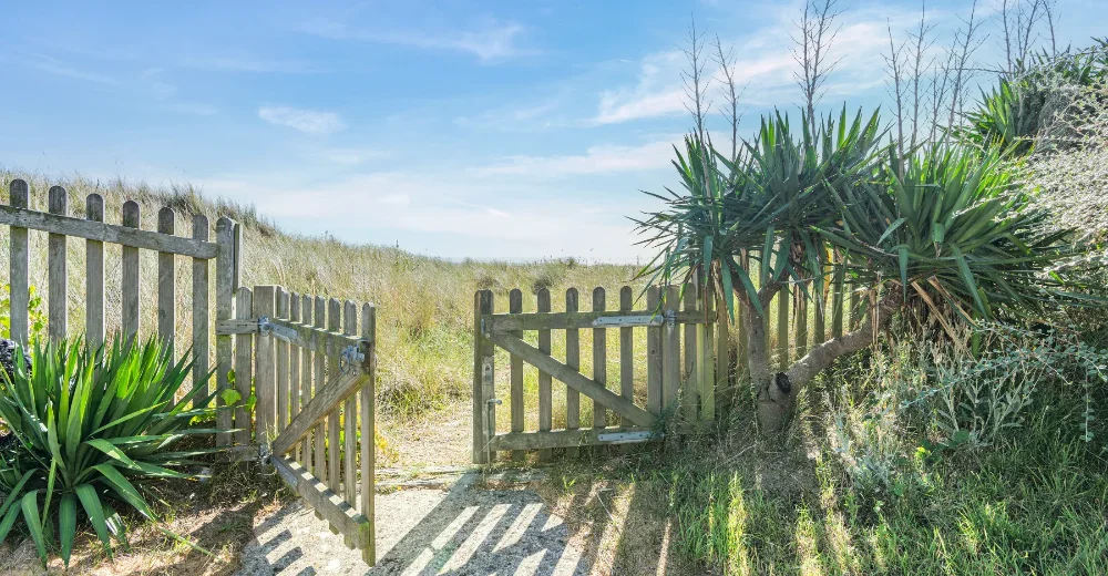 Beach House holiday let in Greatstone, Kent. Gate to beach.